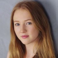 ジーナ・アリス・スティービッツ 『ダーク シーズン1』でのヌード濡れ場シーン